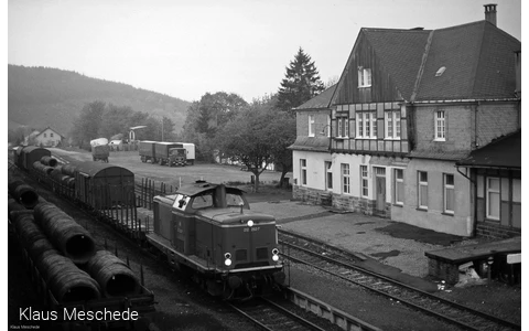 Güterzug mit der Diesellok 212 292-7 im Bahnhof Fredeburg, Juli 1982. Eines der Hauptfrachtgüter waren Drahtrollen für Firma Liedtke am Bahnhof von Fredeburg