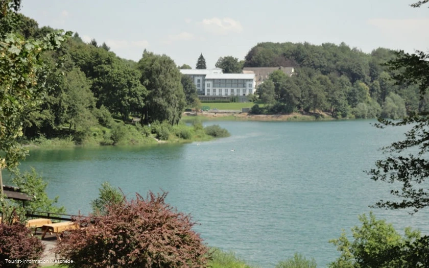 Blick auf das Hotel am Hennesee