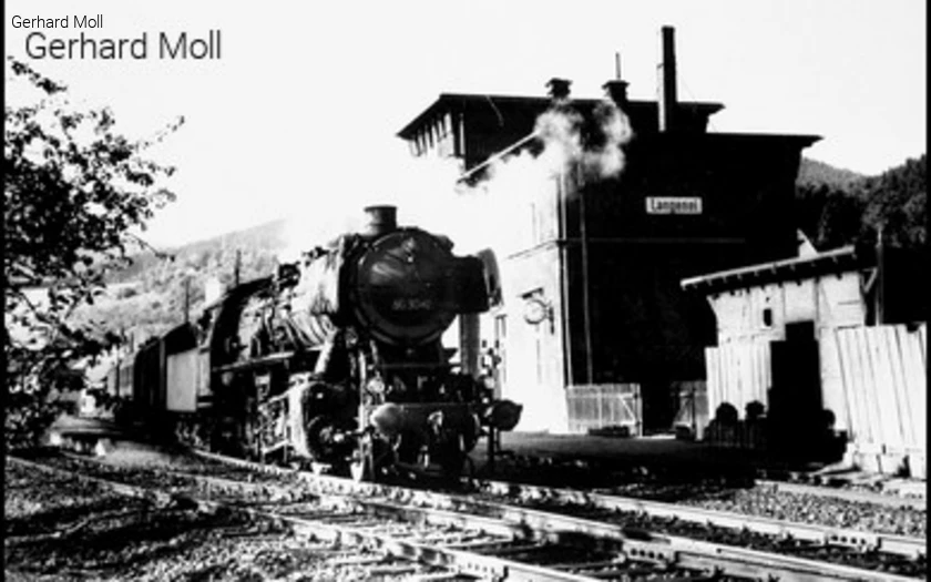 Der Bahnhof Langenei mit dem Zug 1767 und der Lokomotive 50 3042 des Betriebswerkes Finnentrop am 21. Oktober 1961.