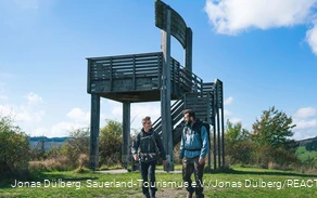 zwei Wanderer vor dem Sauerland Stabil Stuhl