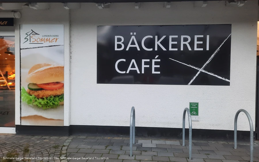 2570449