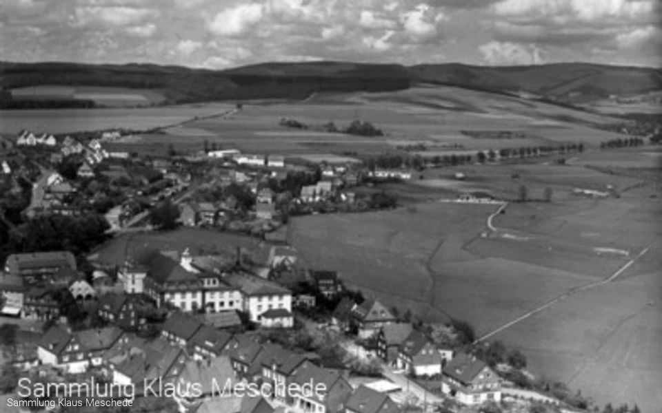 Schmallenberg mit seiner Bahnanlage oben links um 1955