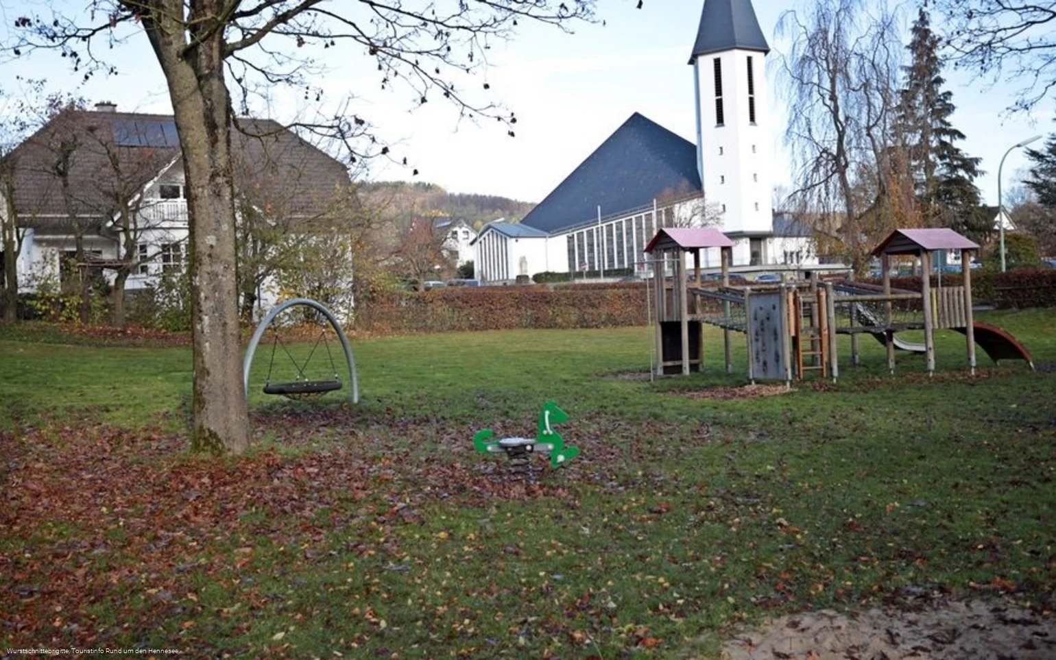 Blick auf die Kirche in Berge