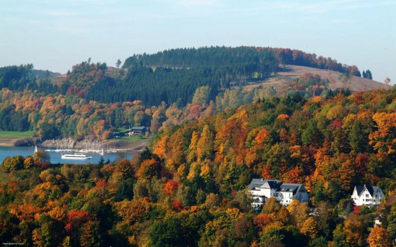 Hennedamm Hotel Fernansicht Herbst