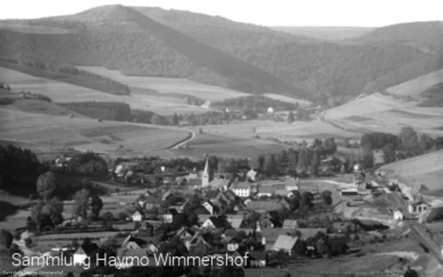 Wenholthausen mit seinen Bahnanlagen auf einem Luftbild der 1950-er Jahre