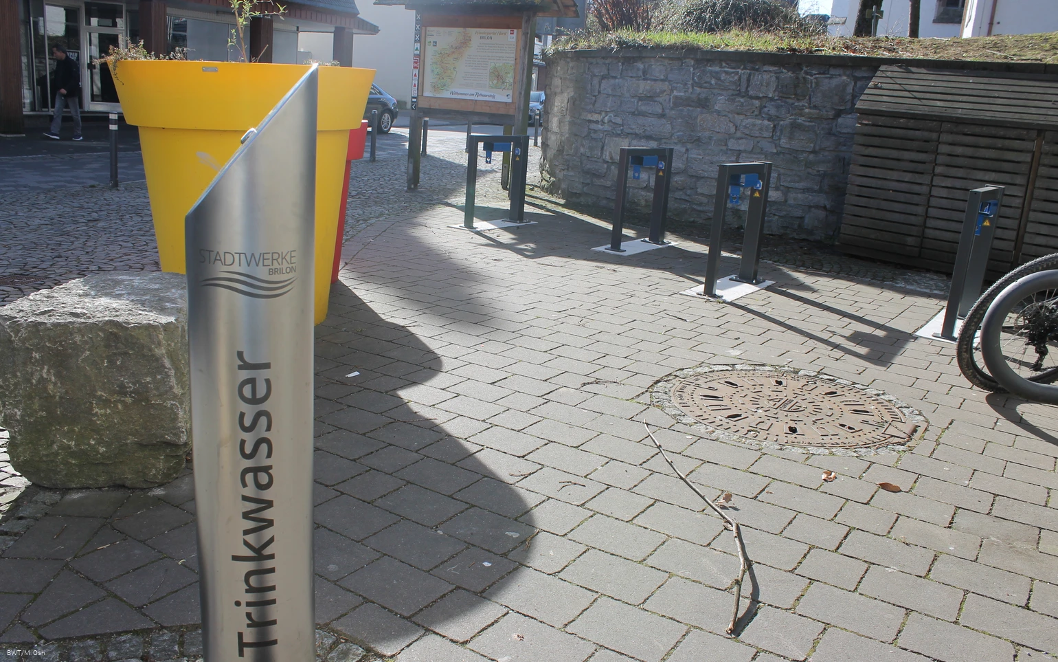 Trinkwasserspender und Ebike-Ladestation.JPG