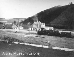 Ein Zug mit zwei Lokomotiven h&auml;lt 1911 kurz nach Er&ouml;ffnung der Strecke im Bahnhof von Eslohe