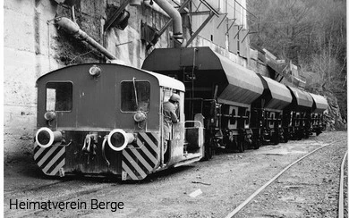 Im Anschluss des Schotterwerkes werden in den 1980er Jahren mit der Werkslok Wagen zur Verladung rangiert.