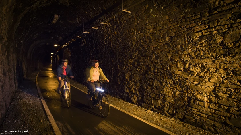 Mit den Rad durch den Fledermaustunnel bei K&uuml;ckelheim