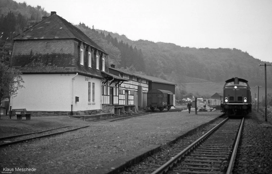 Diesellok 212 292-7 rangiert im Juli 1982 im Bahnhof Dorlar