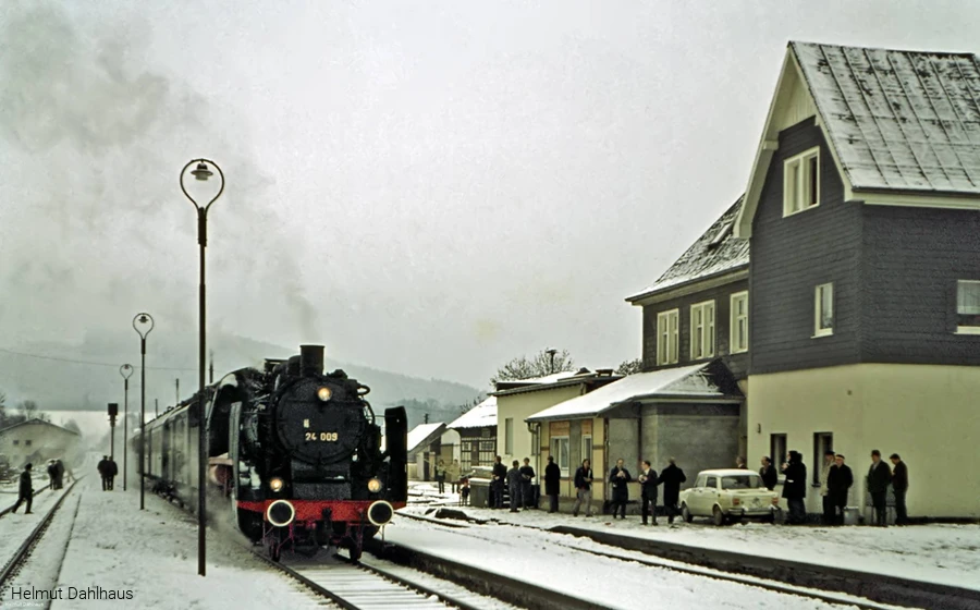 Dampflok 24 009 beförderte am 18.11.1972 den letzten durchgehenden Sonderzug aus Finnentrop