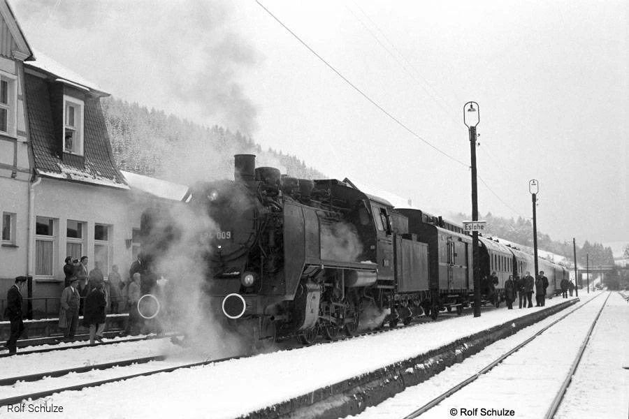 Dampflok 24 009 bef&ouml;rderte am 18.11.1972 den letzten durchgehenden Sonderzug aus Finnentrop