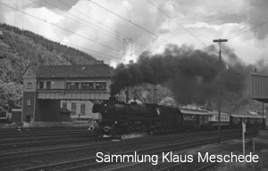 Im Juni 1988 fährt die Dampflok 41 360 mit einem Sonderzug durch Finnentrop. Das Reiterstellwerk ist noch in Betrieb.