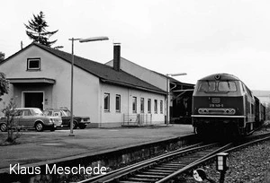G&uuml;̈terzug im Bahnhof Schmallenberg am 26. Mai 1976