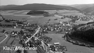 Fleckenberg mit seiner Bahnanlage im Vordergrund um 1964