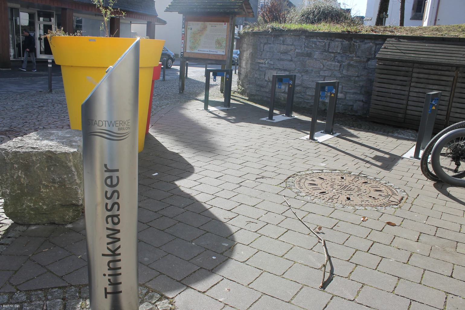 Trinkwasserspender und Ebike-Ladestation.JPG