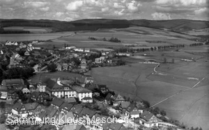 Schmallenberg mit seiner Bahnanlage oben links um 1955