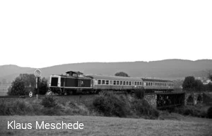 Sonderzug nach Schmallenberg auf der Ruhrbrücke bei Wennemen im August 1987